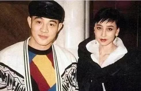 90年代，李连杰和好友漫步在上海浦东地区一处天桥上，指着远处40多亩地说：如今1