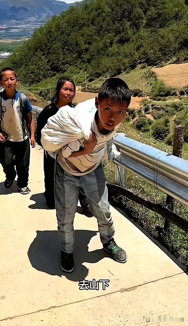 亲姑姑，把他们爸妈留下的房子卖了，钱也拿走了。三个娃，最大的才五六岁，一夜之