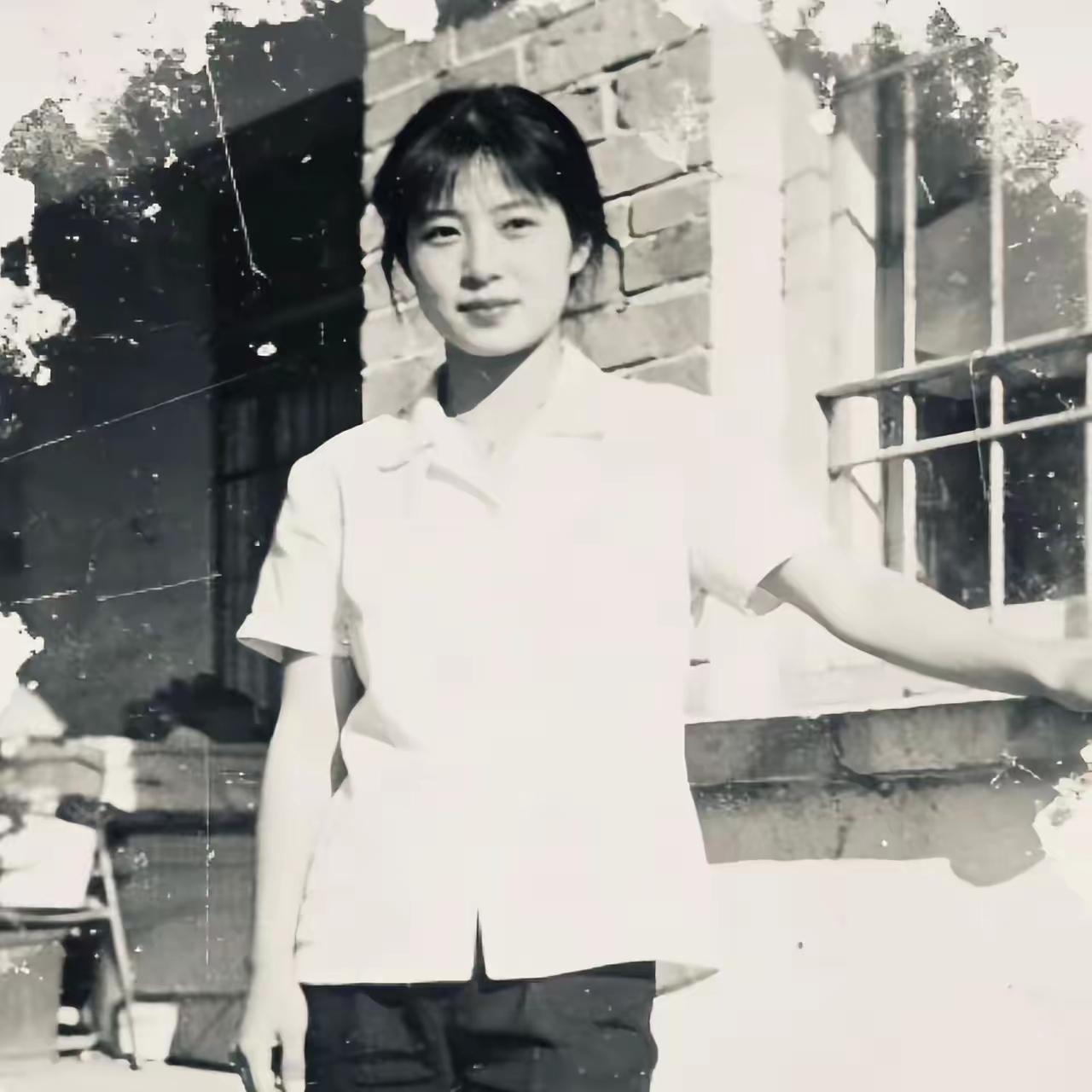 八七年的夏天在外婆家窗前，我刚从师范学校毕业，拿到了镇上中学的语文教师分配通知，