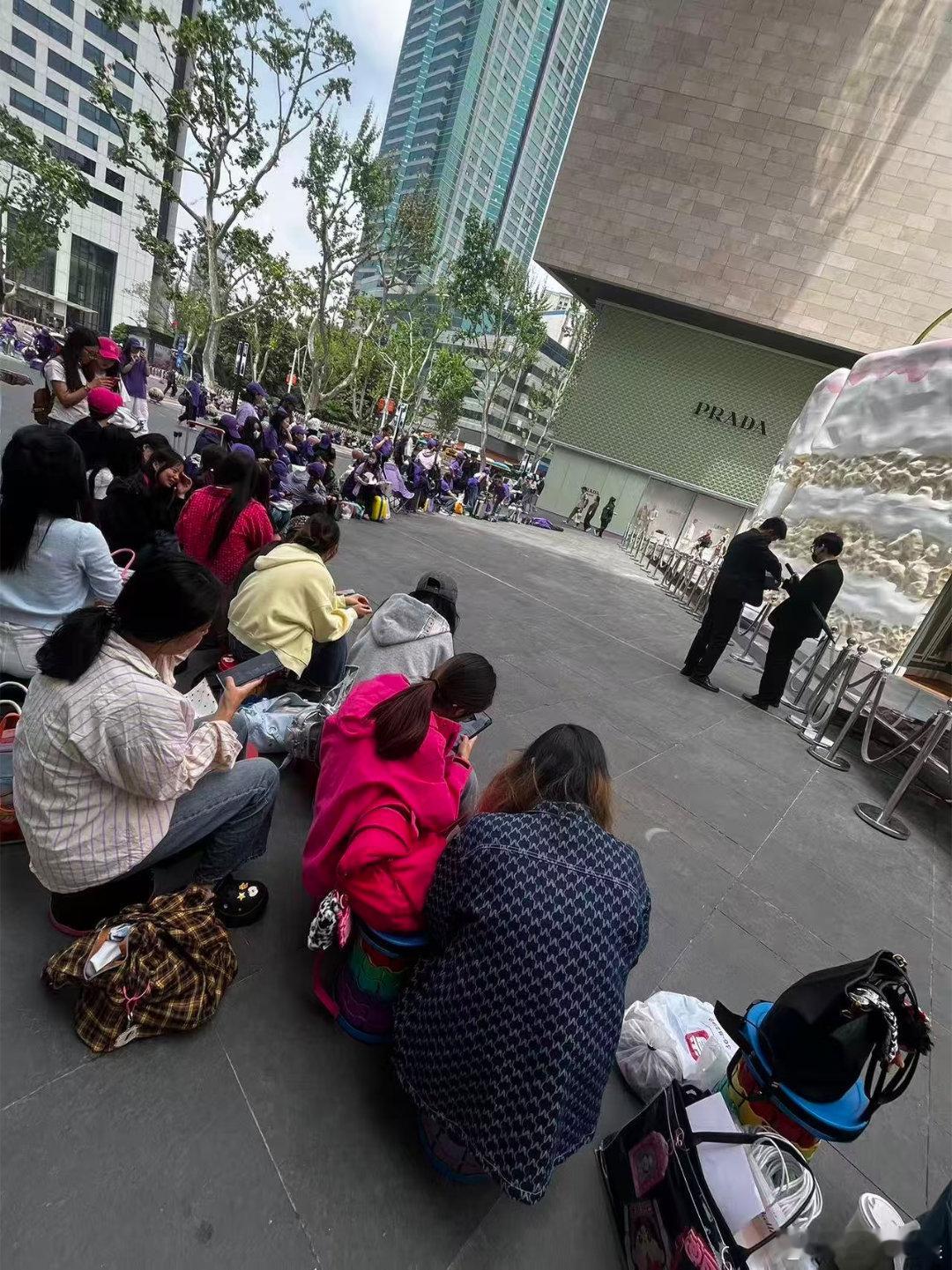 迪丽热巴邓为线下活动人气迪丽热巴迪丽热巴和邓为的线下人气一直都很能打，这次同台活