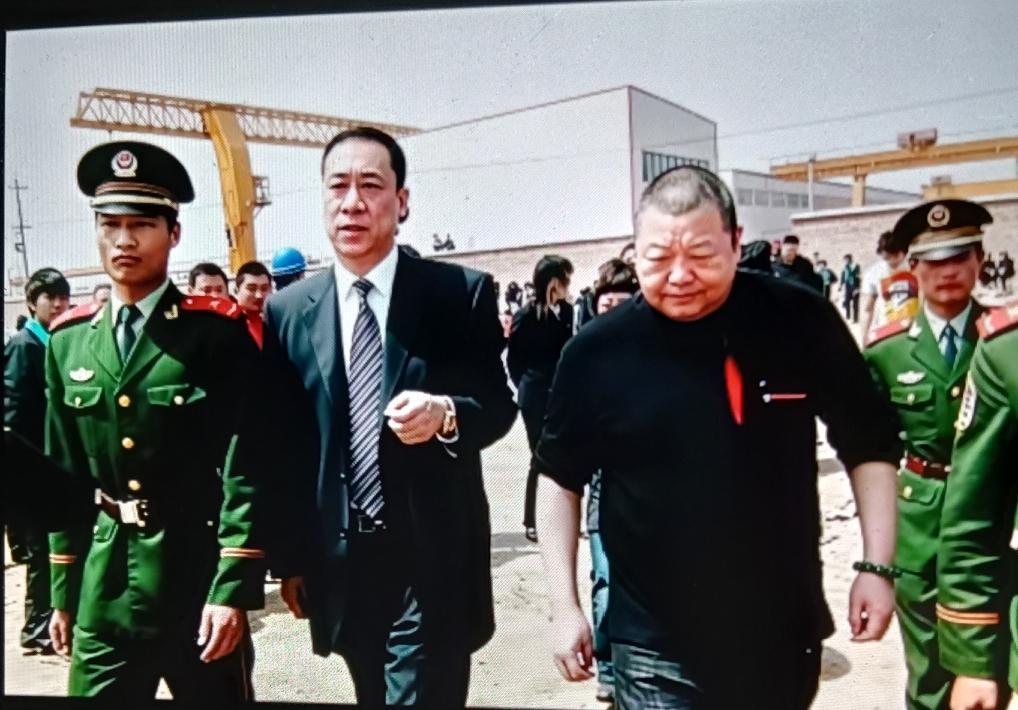 当年，矿山集团老板崔培军陪同臧天朔参观厂区基建时的一幕。