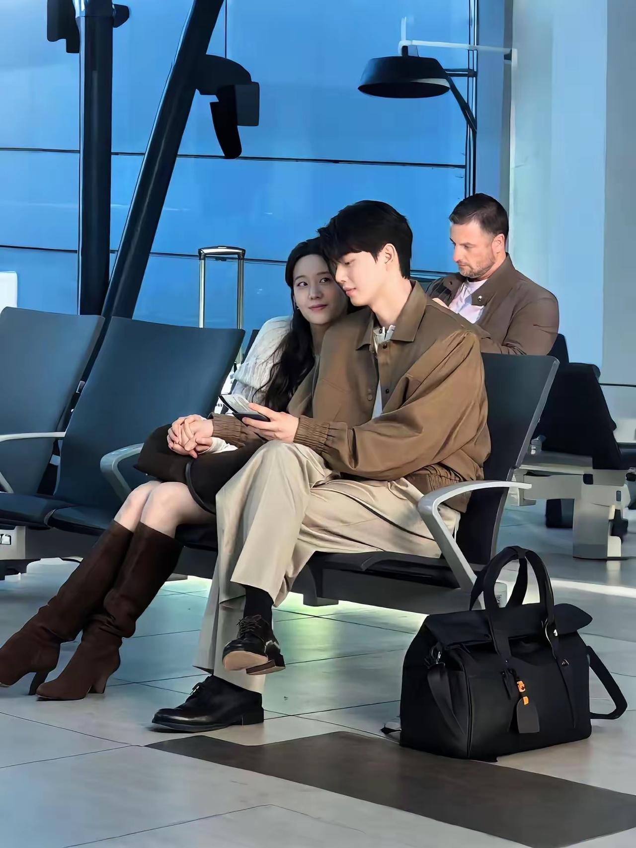 候车厅遇见一对男女，应该是热恋中的恋人，满眼都是你，满天星辰不如你