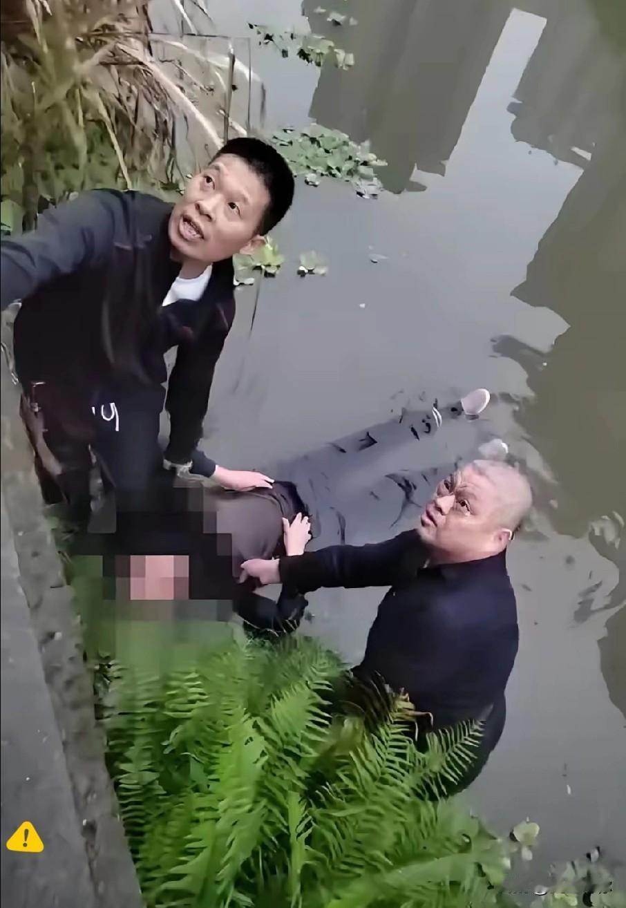 警察问小伙：“你眼睁睁的看着有人掉河里了，为什么不救啊？”小伙说：“我本来是想