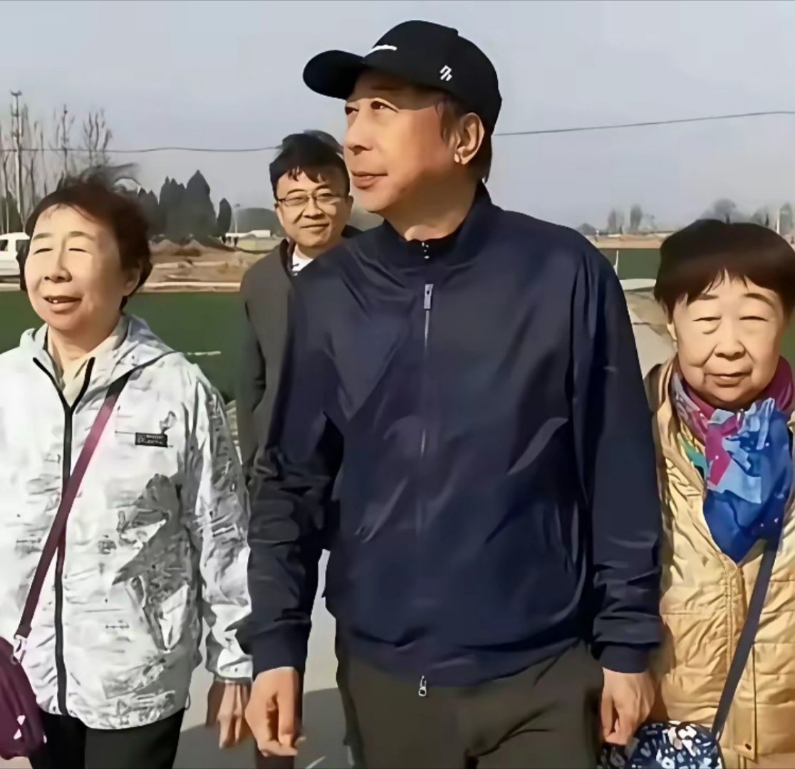 冯巩与两位姐姐等人祭拜曾祖父冯国璋时的一幕。