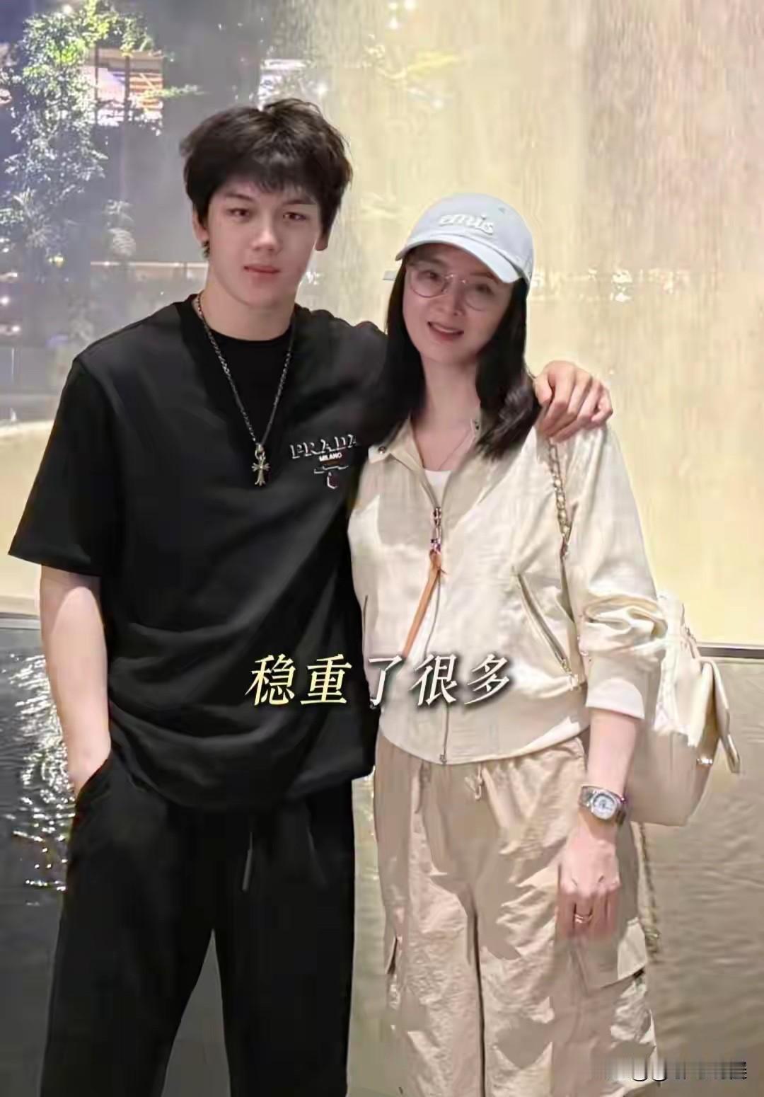 王艳儿子，近照曝光。19岁的球球，身高已经180+，比妈妈还高半个头，凭借打