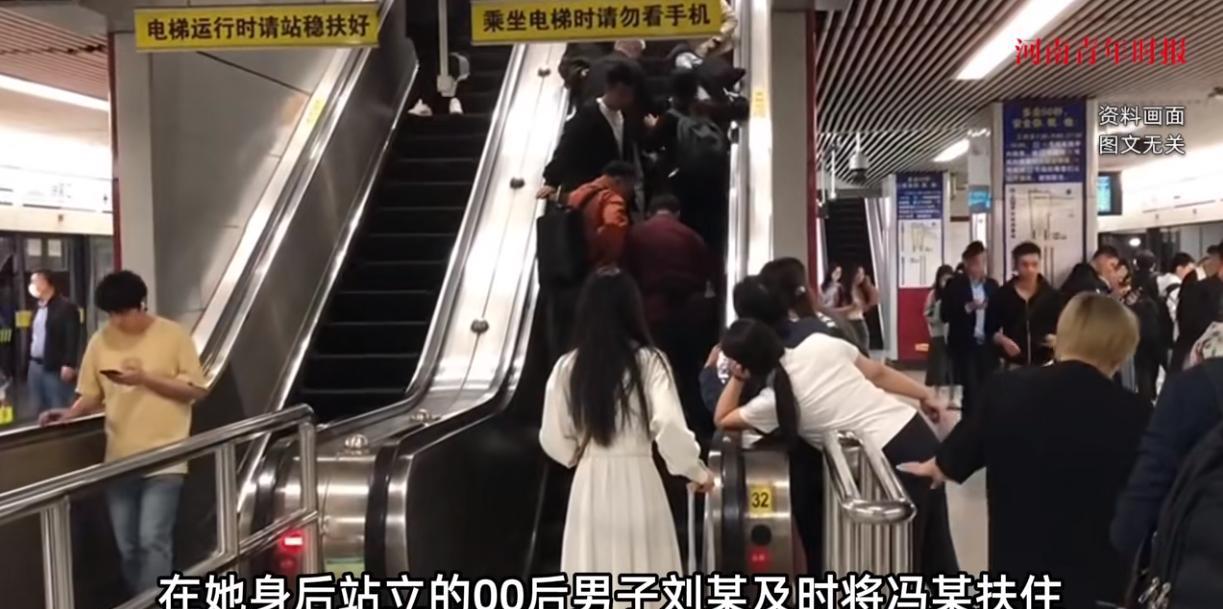 “大快人心！”2024年3月，上海，一小伙在乘坐扶梯时，救下了一位险些摔倒的老人