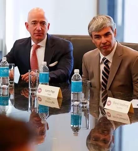 都说东西方文化差异大，从富豪的风格上也能瞧出一二。看看美国那两位亿万富翁贝索斯和