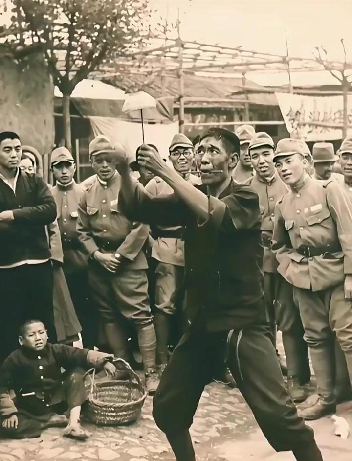 在一群日军的注视下，他怎么可能心无旁骛的表演？只能大致框定，地点是在中国北方的乡