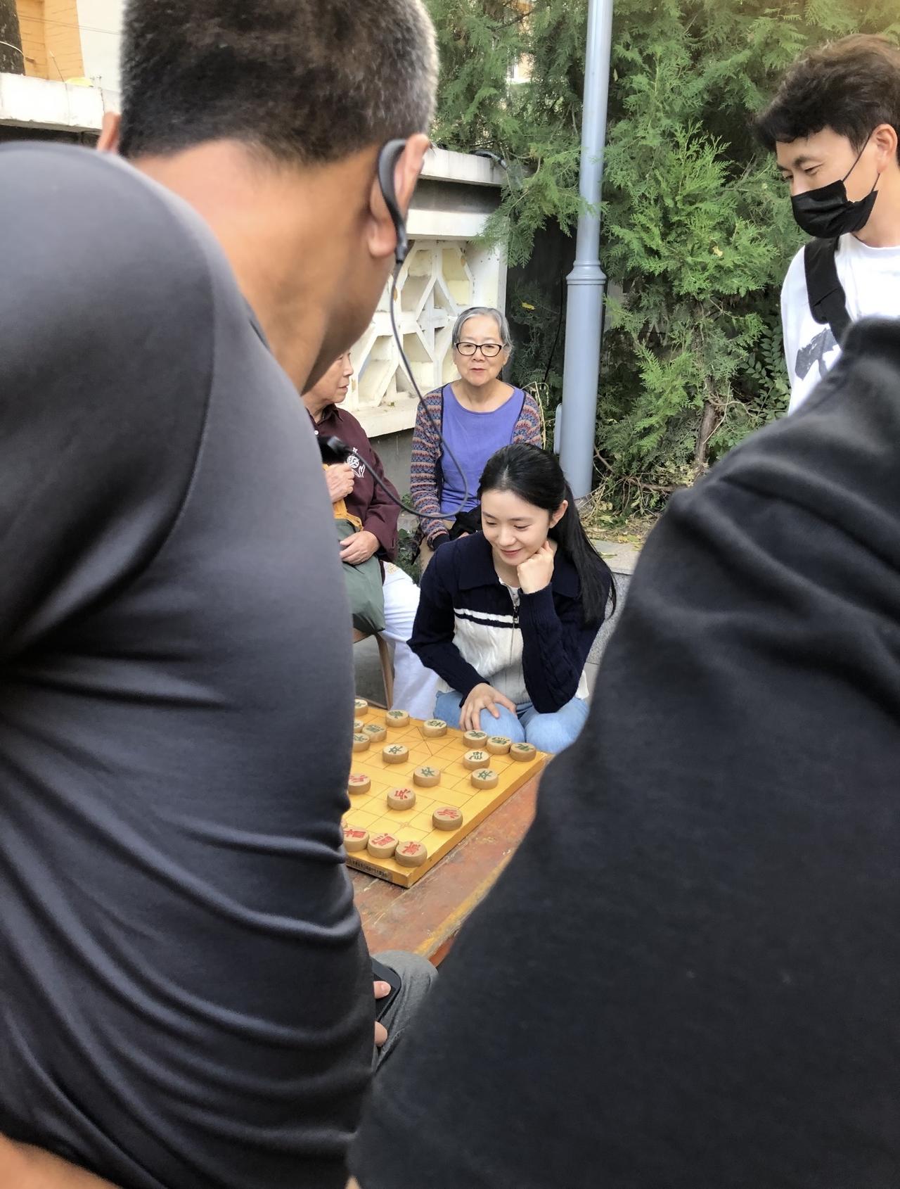 9月30日，有位网友的妈妈偶遇刘浩存，她与大爷下象棋的画面。刘浩存坐在那里，
