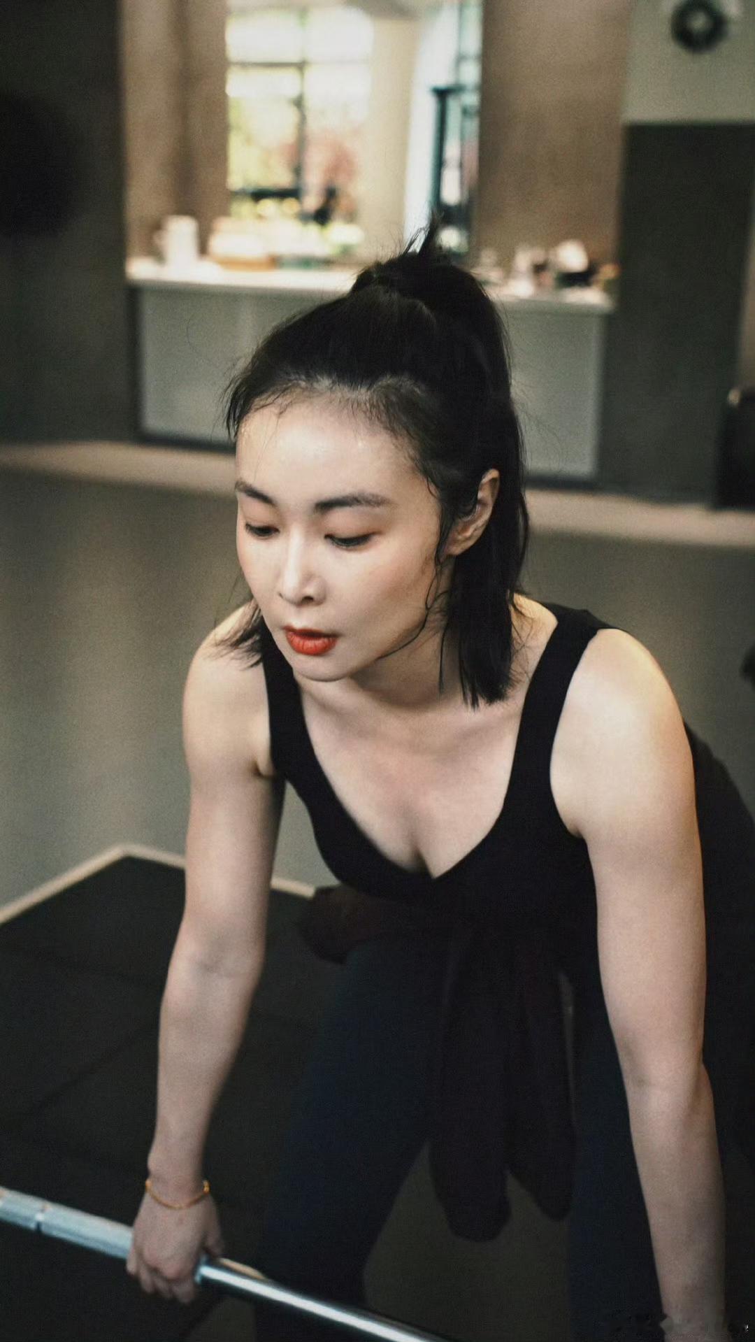 同龄女星被嘲“中年发福”，高叶却靠自律突围——每日4小时健身房特训，普拉提、拳击