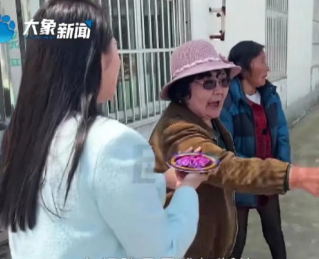 “建议严查！”77岁的黄奶奶躺在病床上，脸上的淤青还没散去，右侧肋骨断了7根