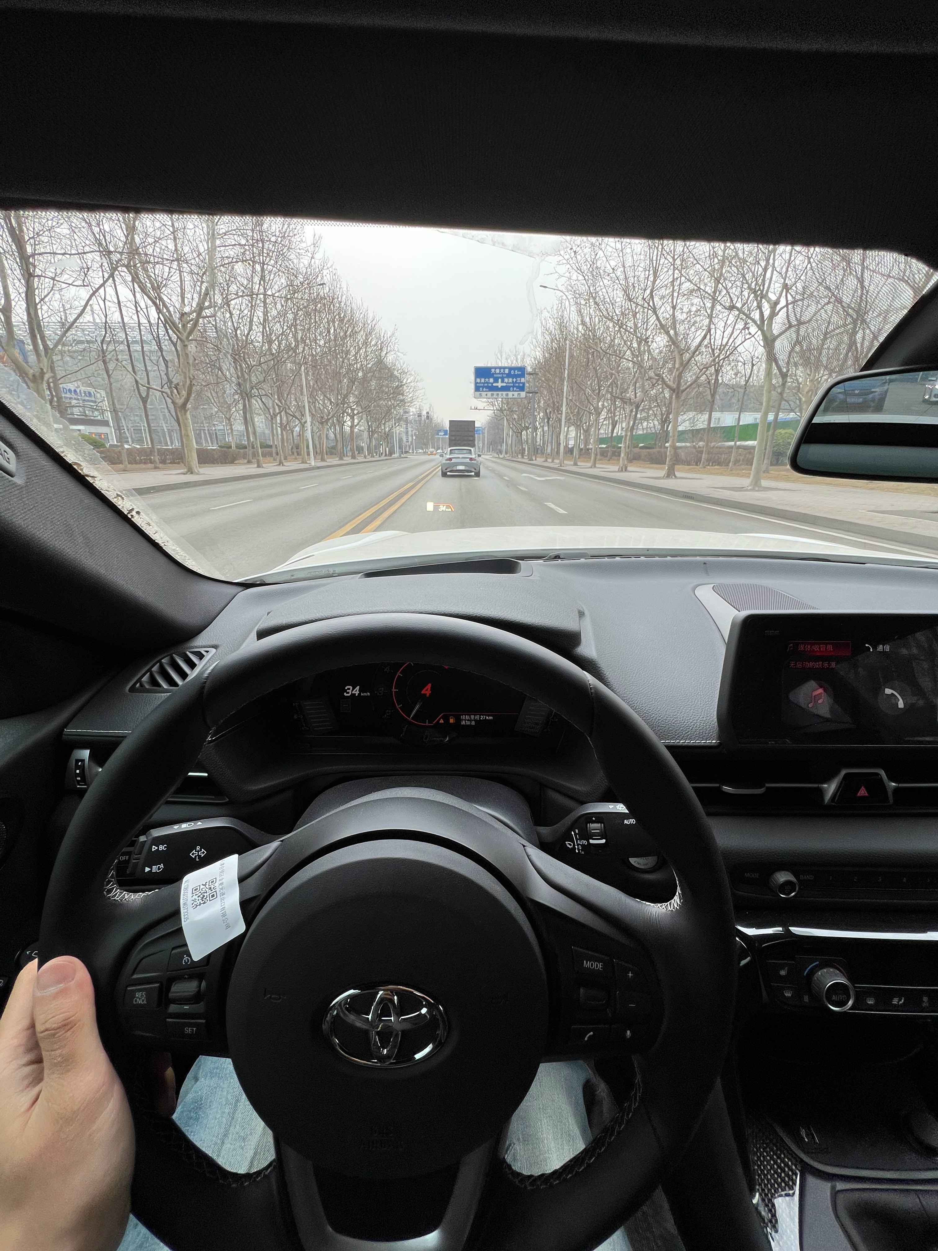 有人以为我们的工作就是每天吃吃喝喝，玩玩手机其实不是的，挪车，挪来挪去，也是我们