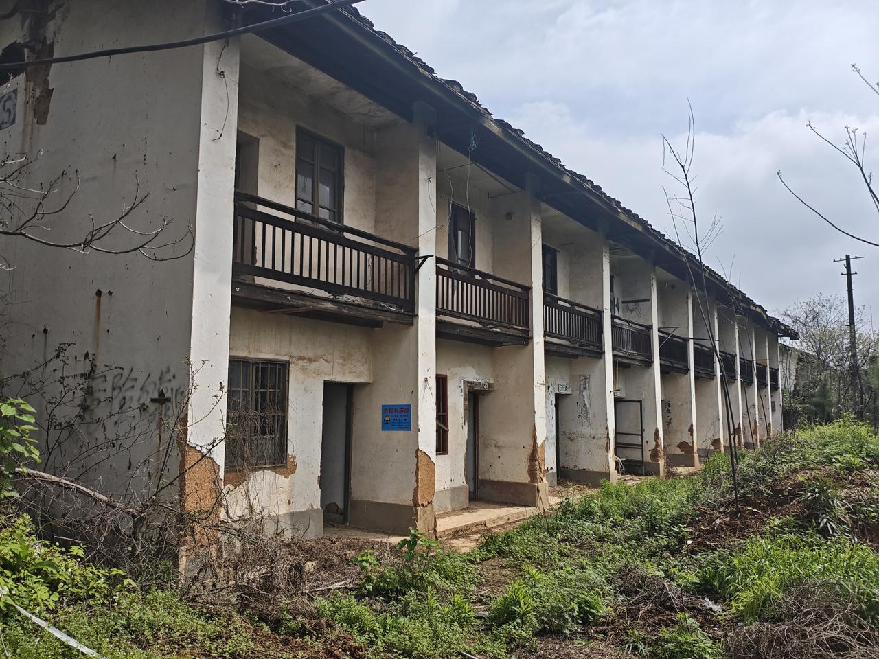 岁月确实是把狠毒的杀猪刀住了超过10年的干打擂国企家属楼，因为国企倒闭，家属也