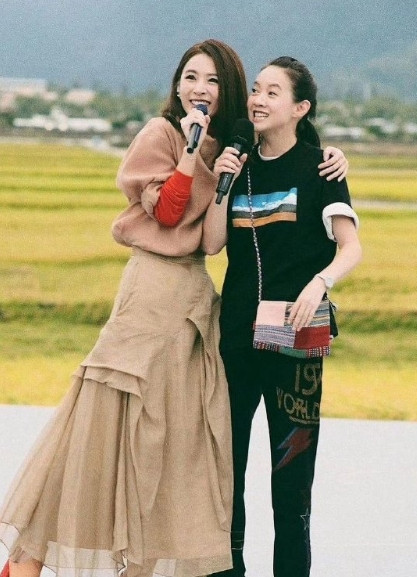 田馥甄又上班了，不过这一上班就显得旁边的曾宝仪老了。