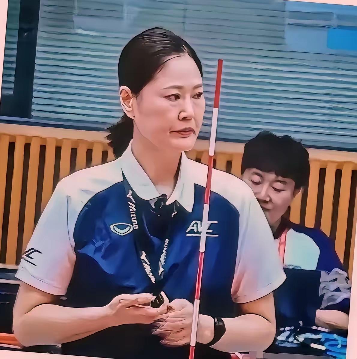 亚运女排决赛这位裁判出圈了，亚运会女排决赛转播镜头多次给到这位主裁，这才是专业的