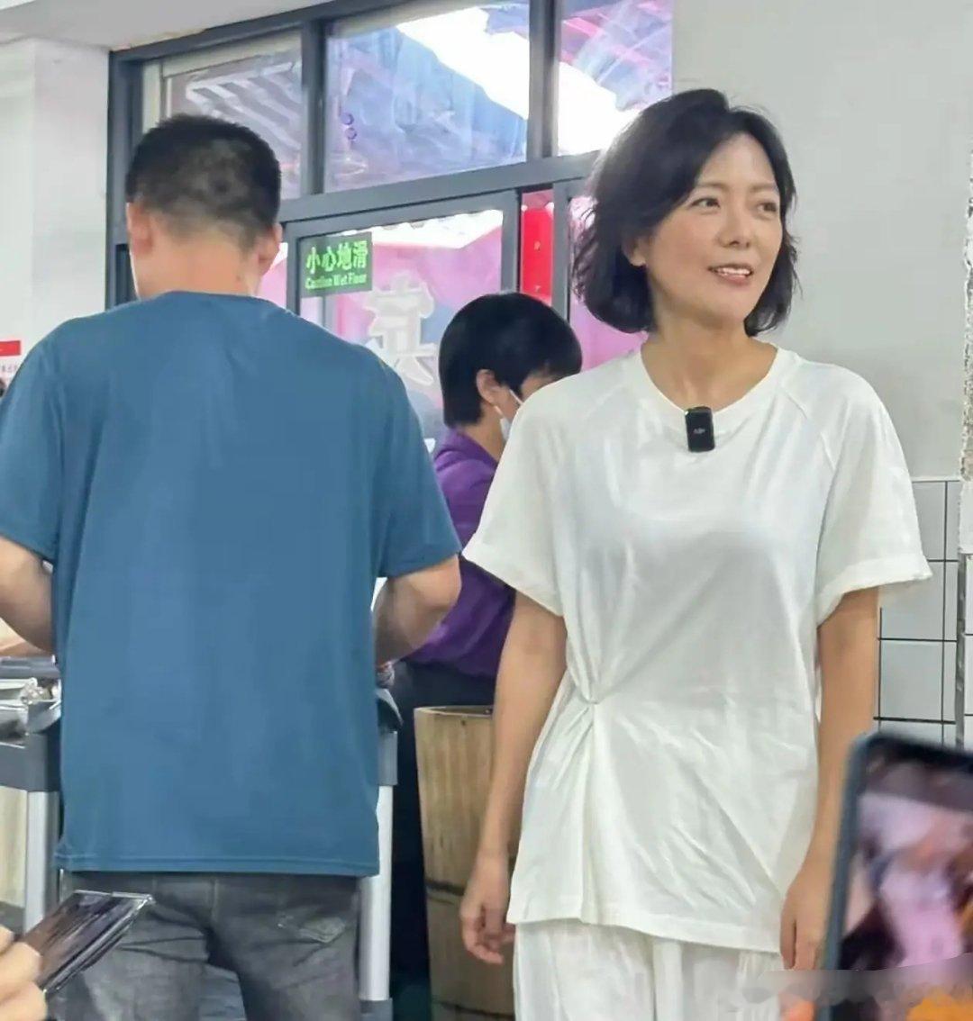 五十岁又是素颜，已经是生活中的大美女了。​​​