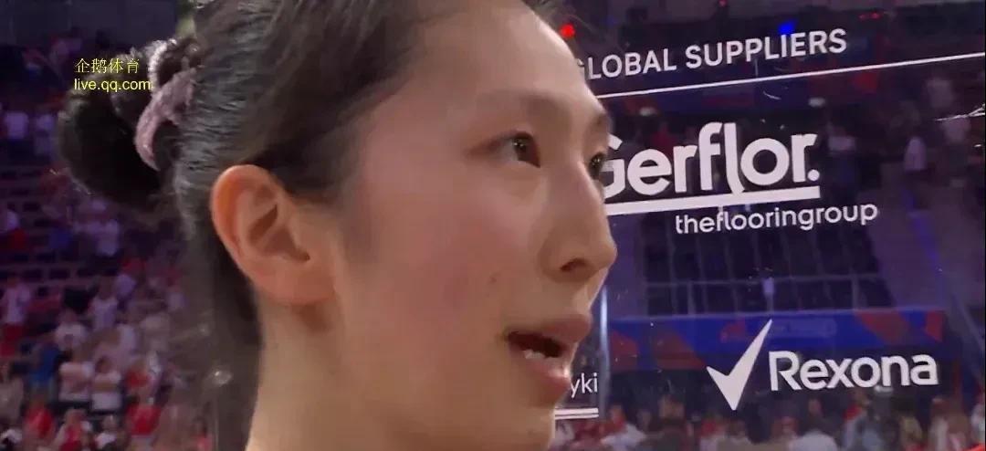 距离世界女排锦标赛仅剩27天，李盈莹右脚依旧跛行。原本脚掌平坦的她，现在脚