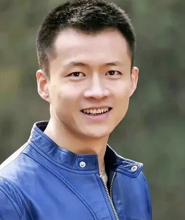 这样的演员，演技好，长相又不错，怎么总是戏红人不红的呢？他毕业于上海戏剧学院，演