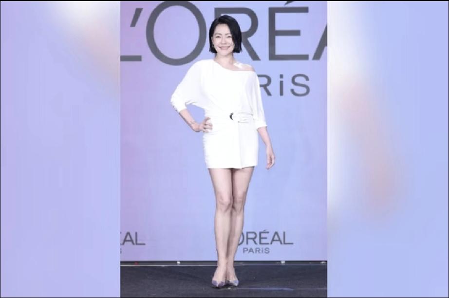 4月9日，小S参加时尚秀露出招牌式笑容，无修图腿好粗颈纹身老了不少，虽然她自认为