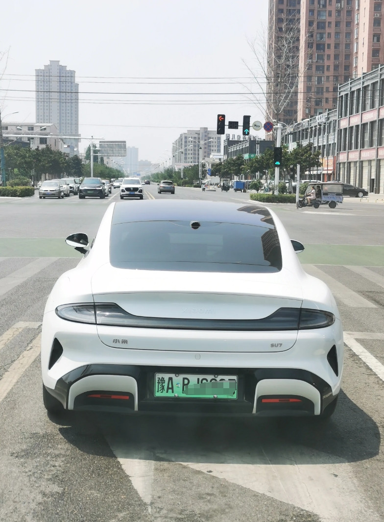 都是些什么人在开小米汽车呀？今天我去市中心，到红绿灯那时，前面恰好停着一辆小米S