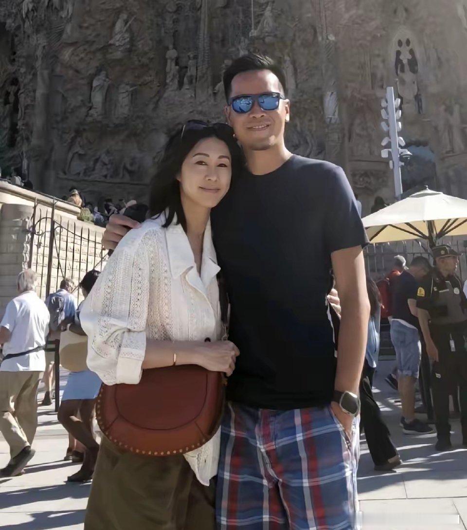 胡定欣新婚首晒甜蜜同框！与老公西班牙度蜜月，圣家堂前满眼都是爱✨两届TVB视后胡