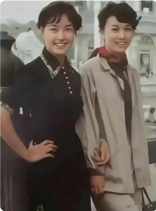 看到刘晓庆和日本影星栗原小卷的同框照，真是让人眼前一亮！两人站一块儿，就像是