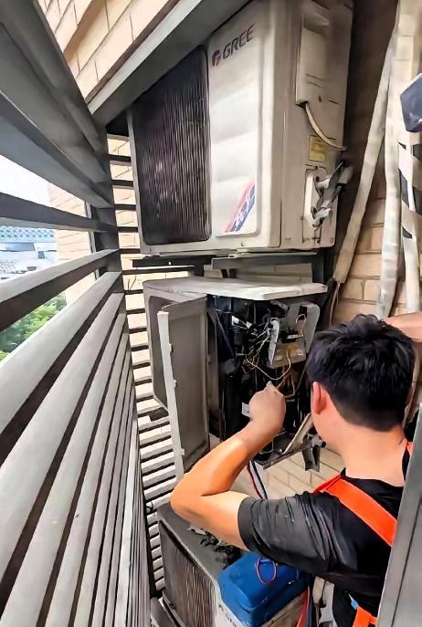 南京一个空调修理工，顶着38度高温干完活，客户多给了七十块钱，他下楼买了瓶冰可乐