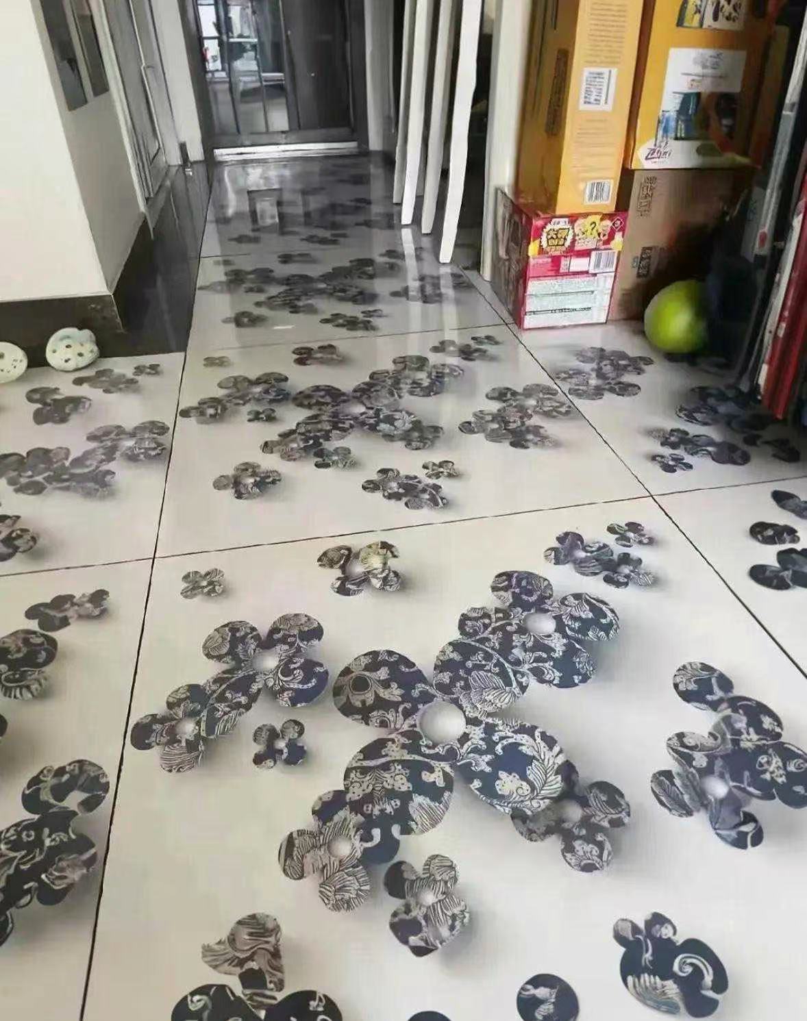 天塌了，婆婆给选的瓷砖，该怎么办？