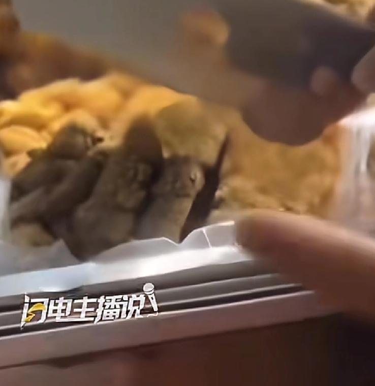 广东江门街头。如果再看到这样卖麻花的，一定要选择避让最近，一位女子下班儿的时候