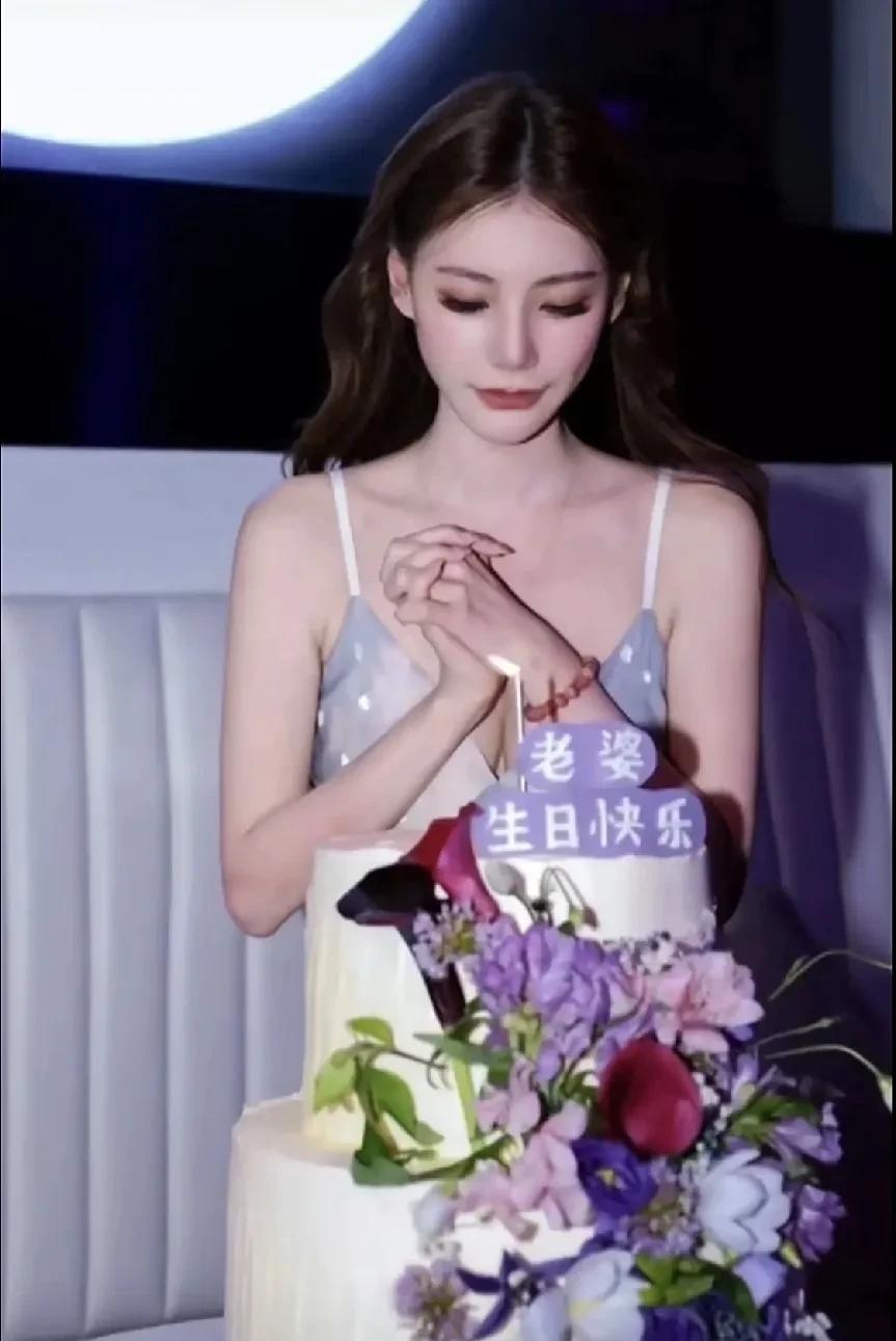 马筱梅穿深V蓝色吊带裙庆生！好像小仙女！现在马筱梅可真是团宠，简直太幸福啦！过个