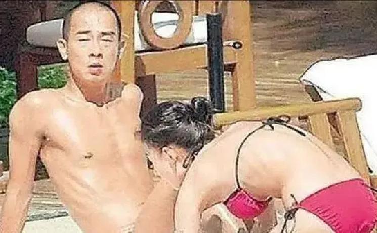 2003年曼谷泳池那组“张柏芝给陈小春涂防晒油”的照片，成了港娱最后一抹暧昧光影