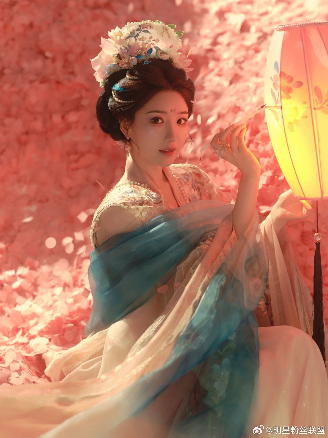 毛晓彤花神妆真的被美到失语！毛晓彤这套花神妆把中式春日美学焊在身上了，发间鲜花