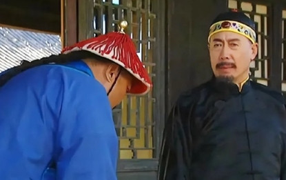 1697年，康熙亲征葛尔丹，粮草却被烧了。随行囚车中的纳兰明珠咬了一口手中的窝窝