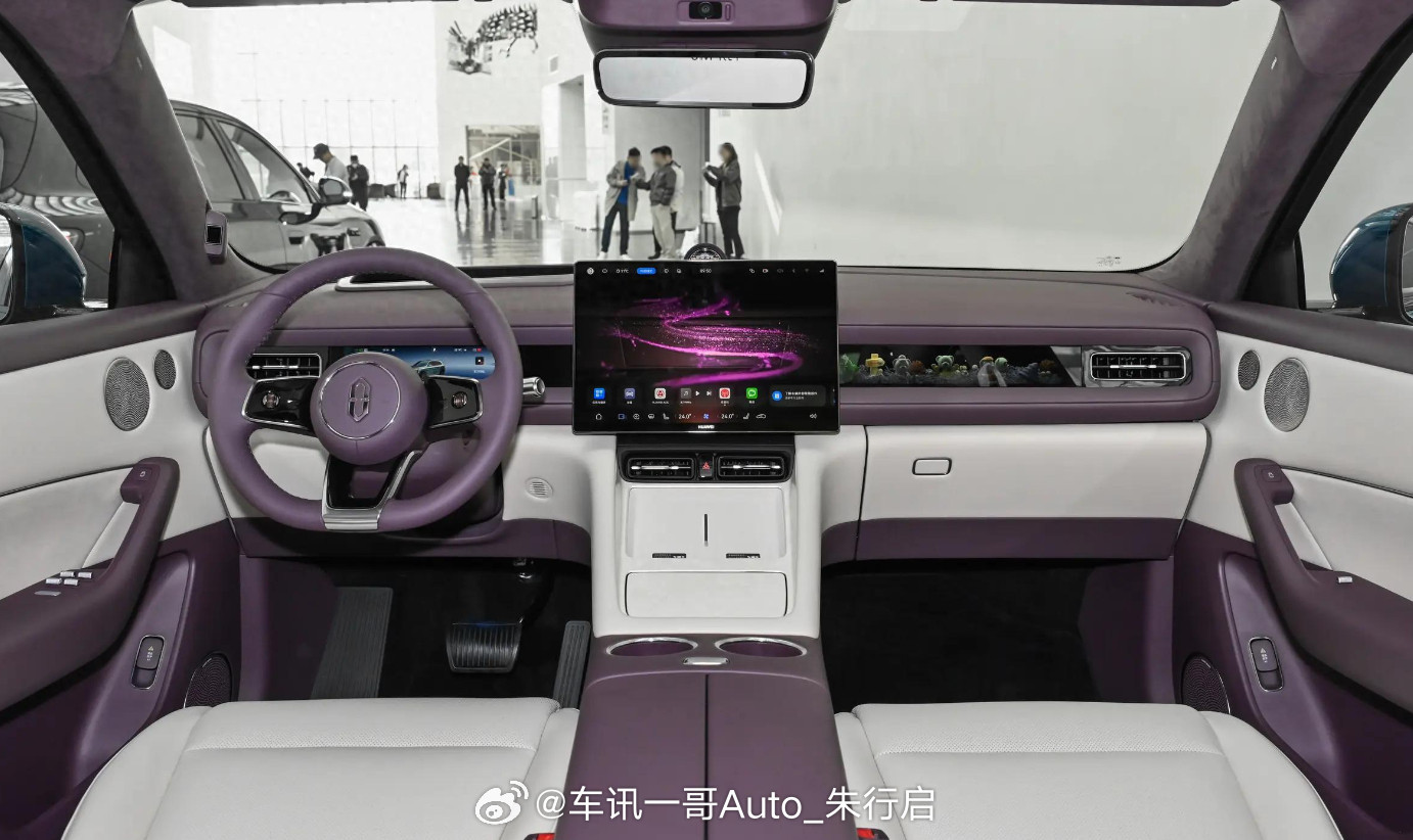 问界M6的实车内饰首次亮相，新车内饰应用了该品牌最新的设计风格，提供车载冰箱、吸