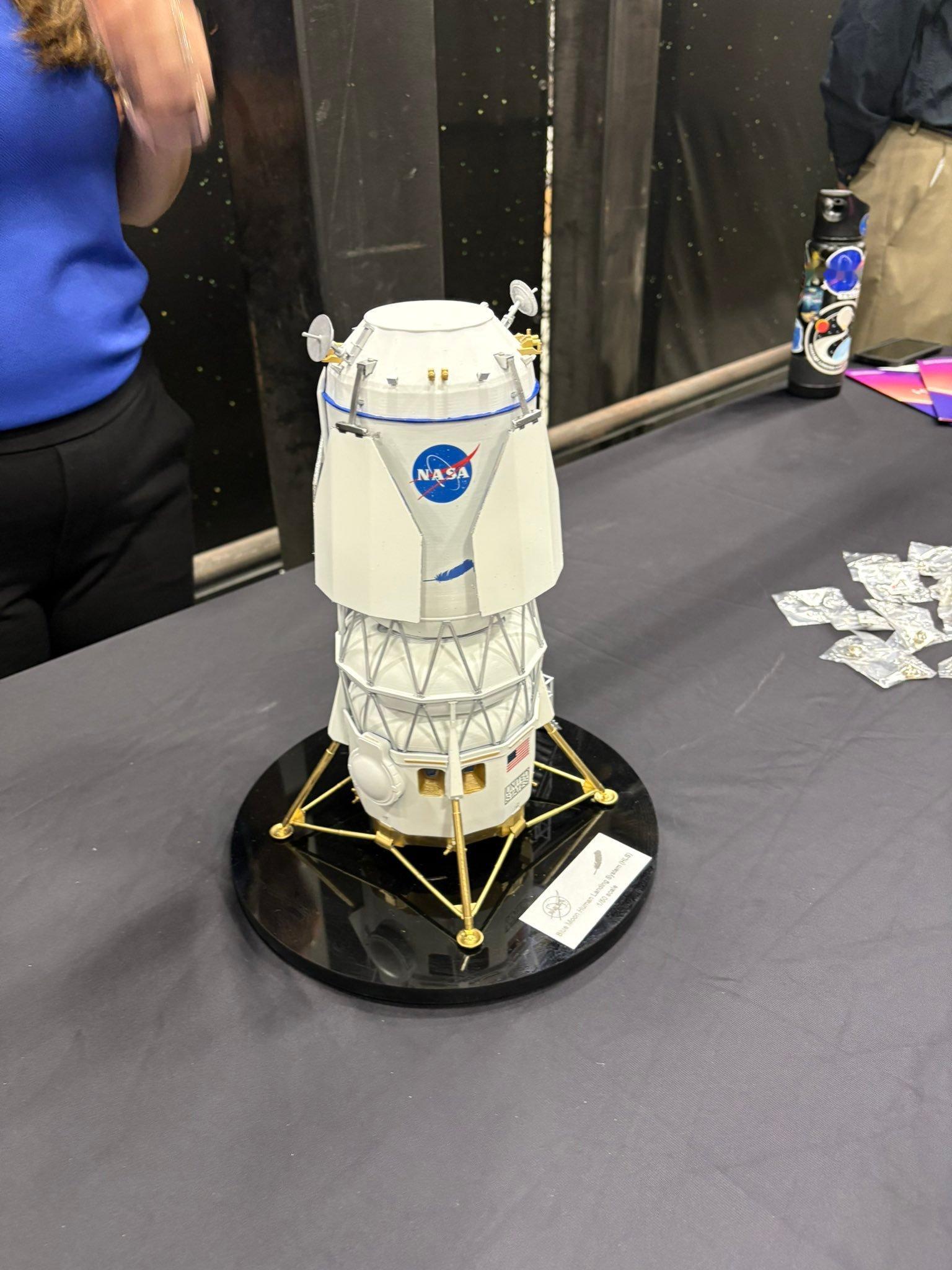 蓝色起源和SpaceX公司为NASA设计的月球着陆器模型，还别说都挺酷的！蓝月亮