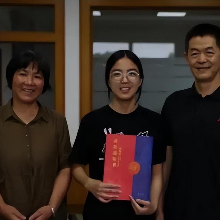 浙江1女大学生，2019年起每月准时收到1000元陌生转账，4年后，她被保送复旦