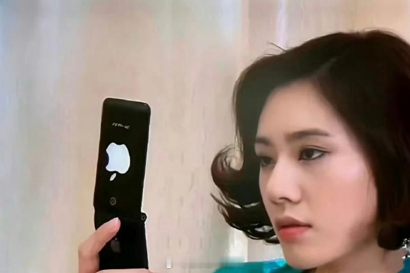 以前看《回家的诱惑》居然没发现，品如用的是山寨苹果手机，洪世贤家里的吊灯蜡烛是火