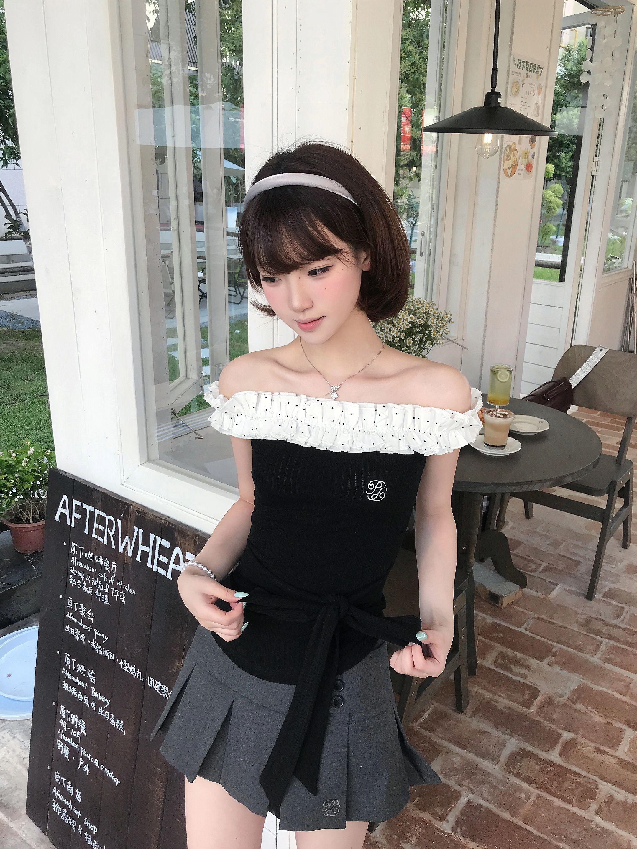 她穿着miniskirt.