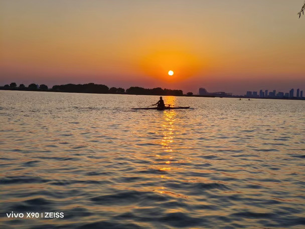 泛舟落日间，人间皆浪漫✨夕阳把水面揉成金色，所有浮躁都被湖水抚平。#黄昏#湖边落日#自然风光分享#v