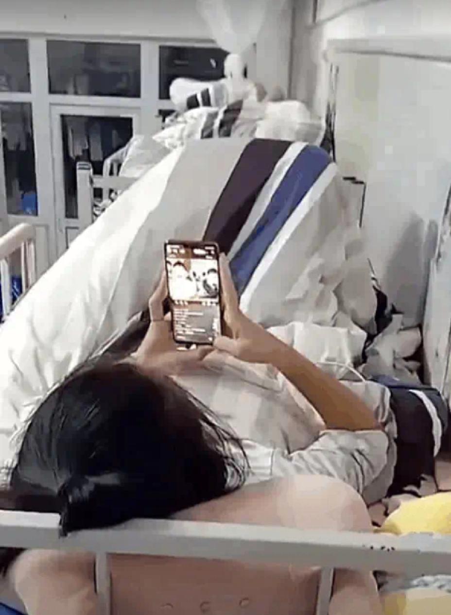 小姐姐太豪横了，自己生活费也就两三千，为了偶像，直接刷1688元的礼物，这是疯了