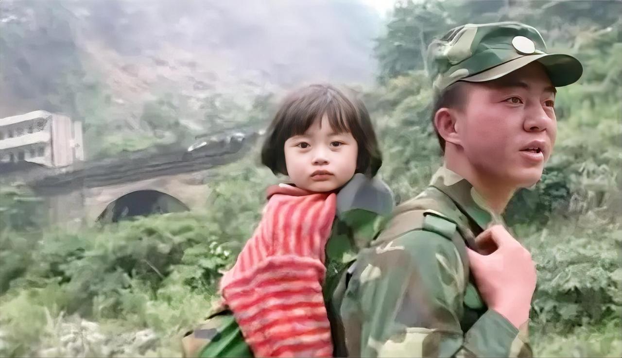 2008年5月12日，22岁的济南军区侦察兵梁智斌在北川中学废墟中徒手刨出10岁