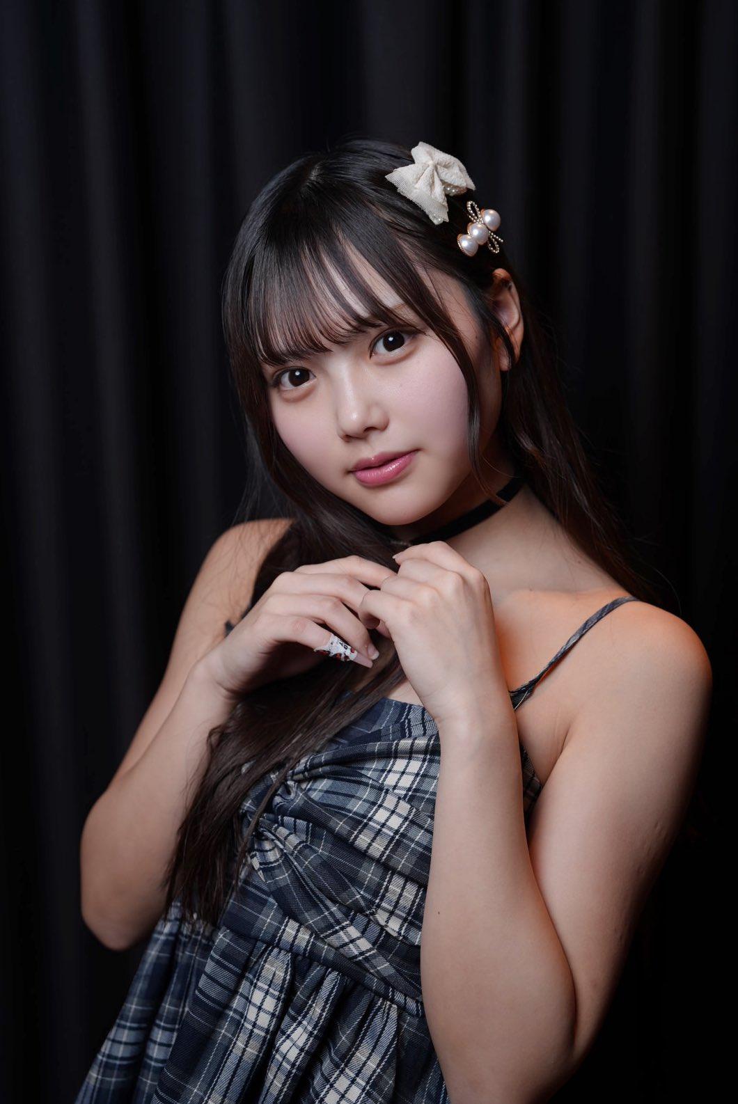 玉簪轻挽，笑语盈盈。