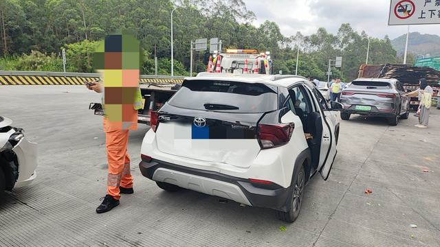 首次事故三车连撞前车刹停，我也刹停，后视镜看到一车飞奔而来，我知道我无路可走了