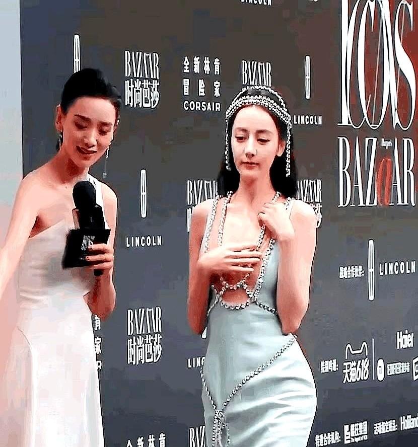 老夫一直不明白：有些女星穿的礼服没有尺度，露的太多。其实人活着就跟穿衣服一个