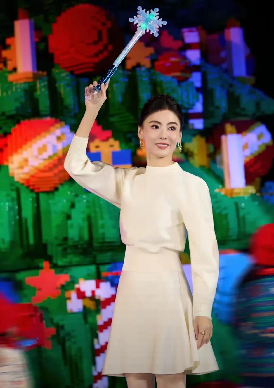 张柏芝又美出新高度啦！张柏芝工作室最新释出的日常随拍，简直甜度超标。她身着简约白