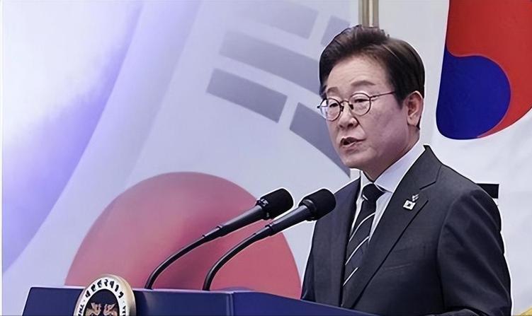 别看韩国总统李在明经常笑嘻嘻的，他其实是一个“狠人”！因为就在这几天，李在明不声