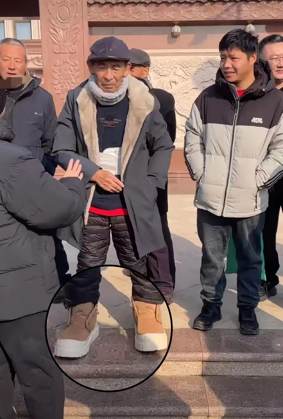 刘强东的老父亲回到村里，又要过年了，老爷子每年过年的时候都回村里，给全村人发年货