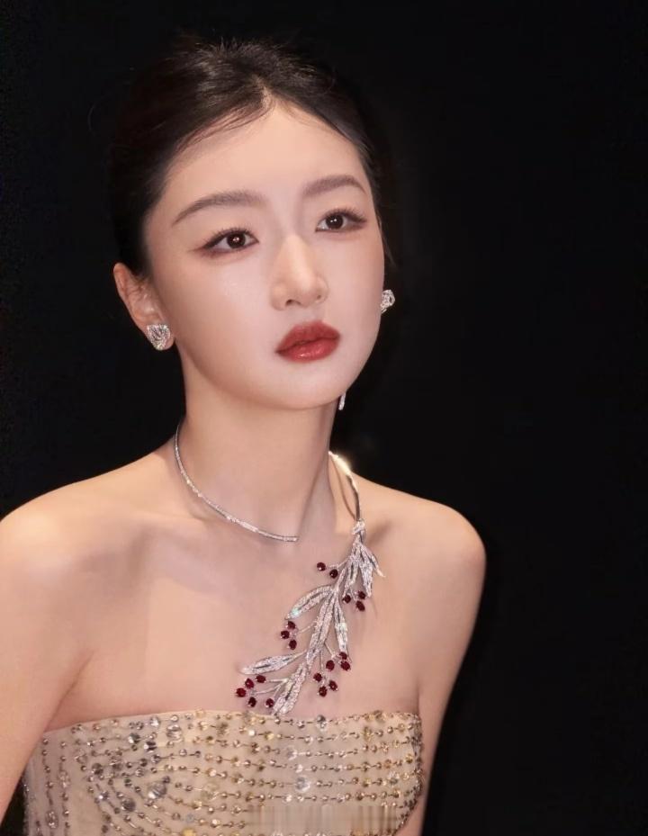 1.周冬雨参与新一季《花儿与少年》时，待人态度显得十分随和，也收起了以往容易被