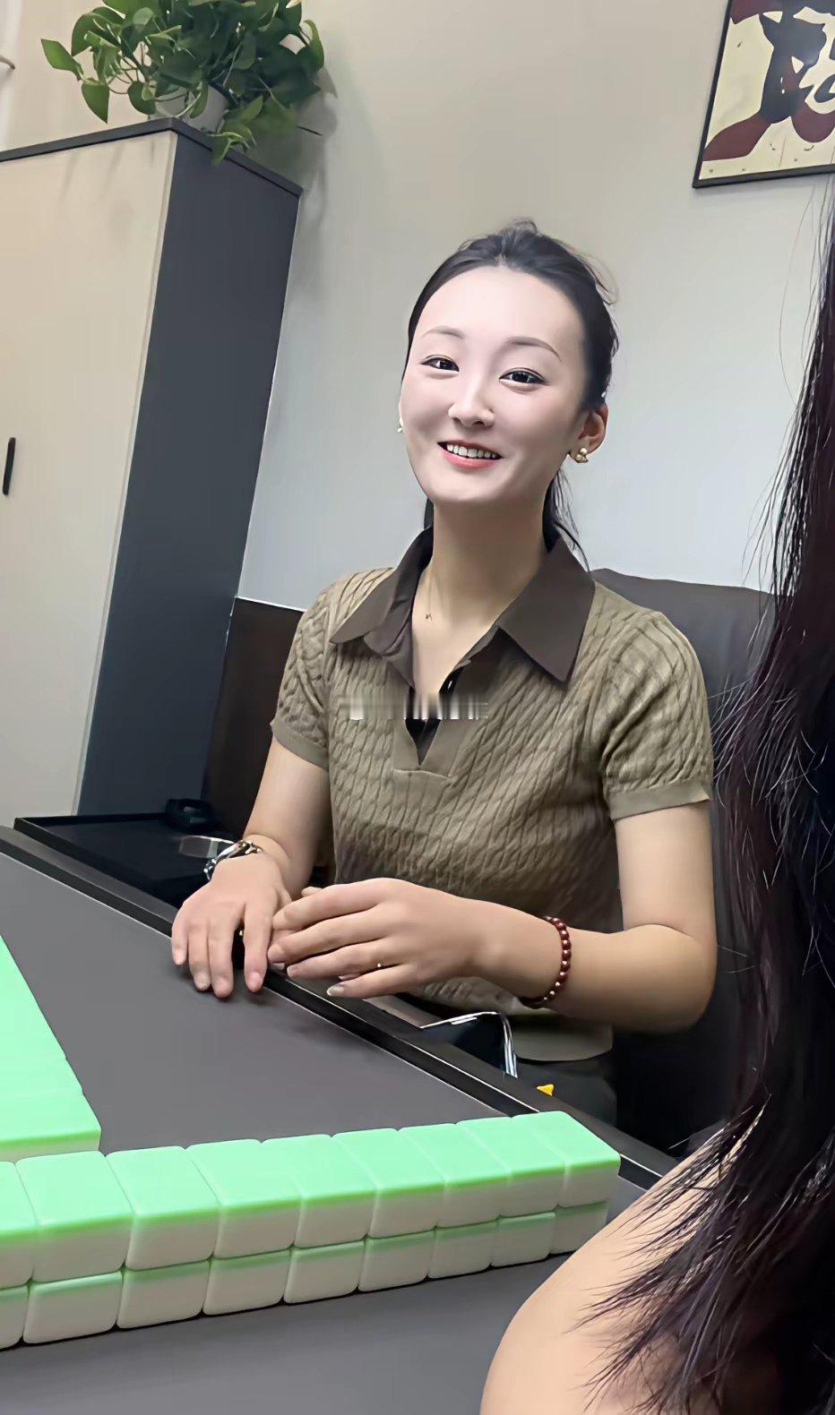 大衣哥前儿媳陈亚楠与朋友打麻将时的一幕，现在是彻底放飞自我了​​​
