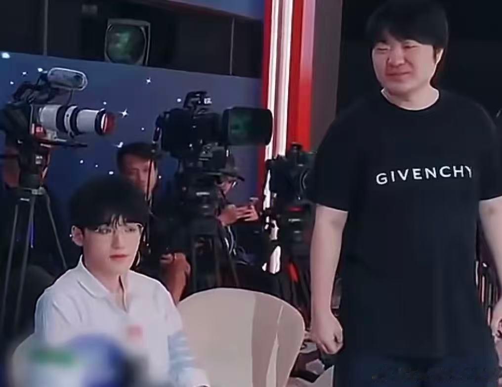 吴彤直播道歉📺满心欢喜等着蹲直播开播，突如其来的延时让人猝不及防，等待变得漫长